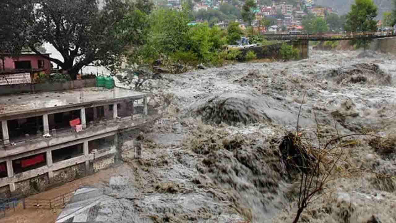 Heavy Rain Alert: आसमान से बरस रही मानसूनी आफत, भारी बारिश से जीवन अस्त-व्यस्त!