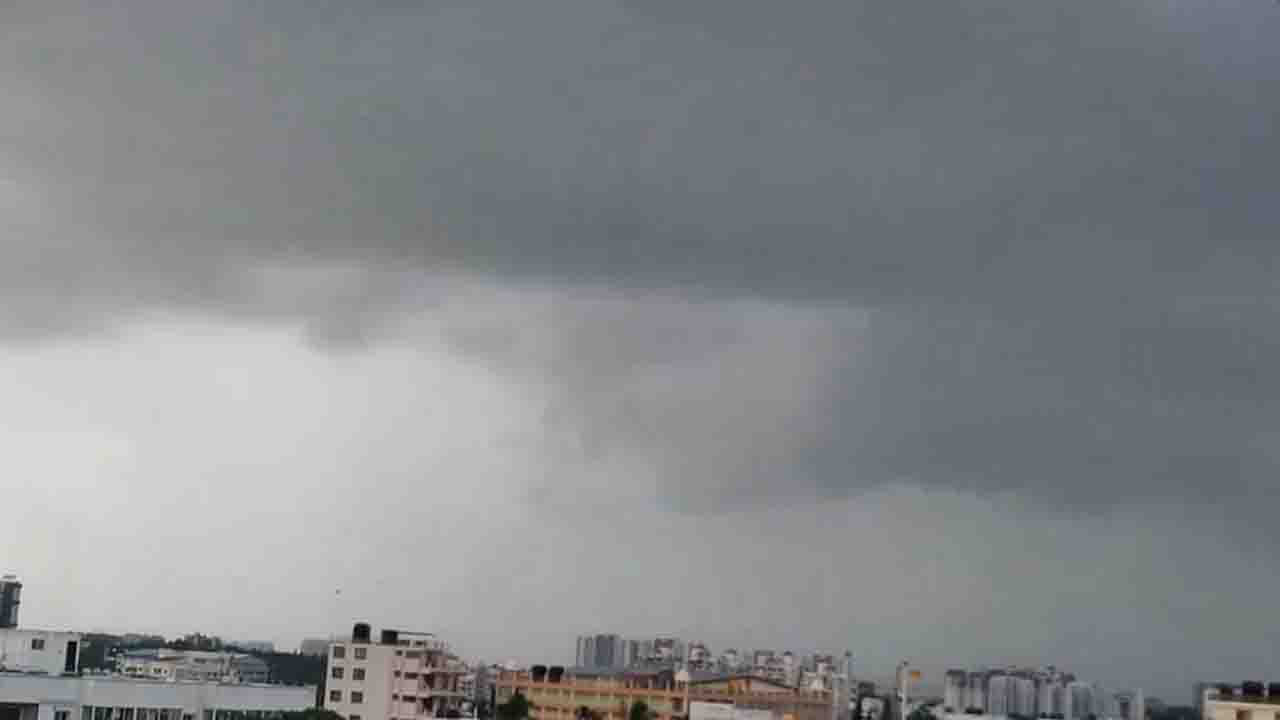 Weather: बारिश से दिल्ली के बाद मुंबई वाले हुए परेशान!