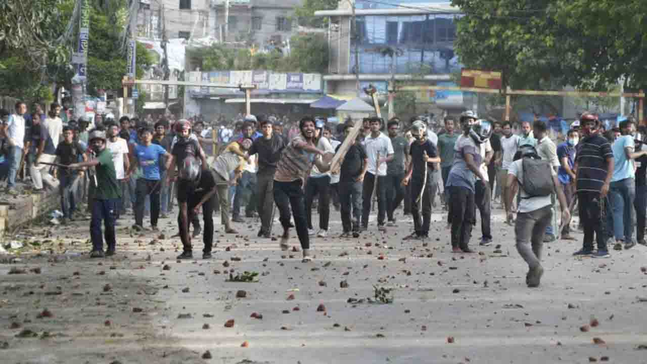 Bangladesh में हालात हुए बेकाबू, भारतीयों के लिए क्यों जारी करनी पड़ी एडवाइजरी?