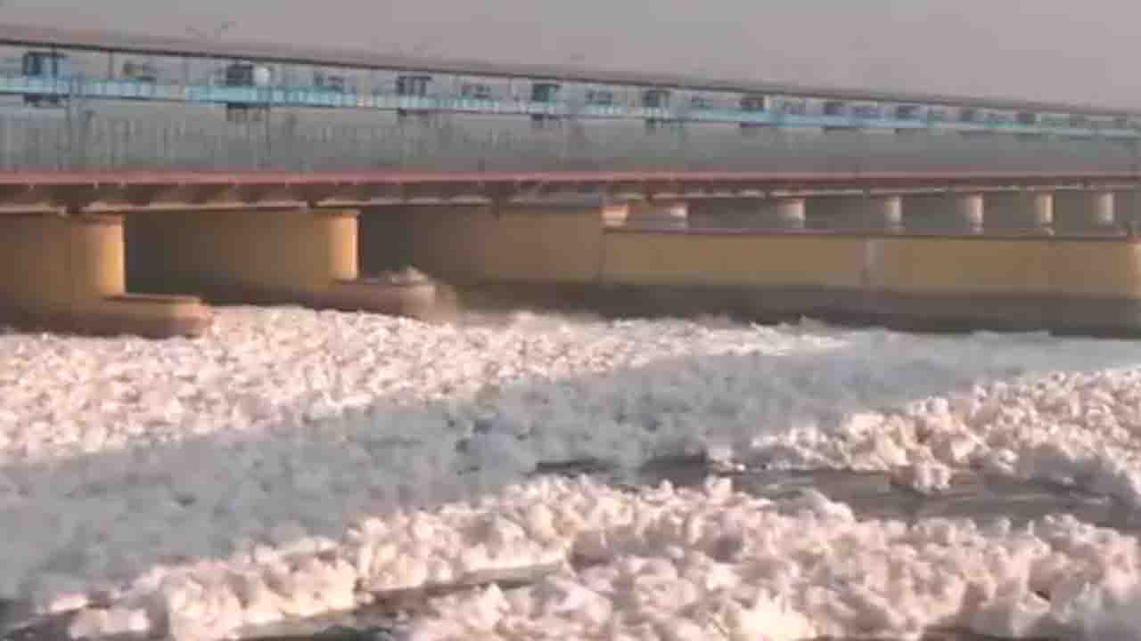 Yamuna Pollution: यमुना में हर तरफ सिर्फ झाग, छठ से पहले प्रदूषण पर गरमाई राजनीति